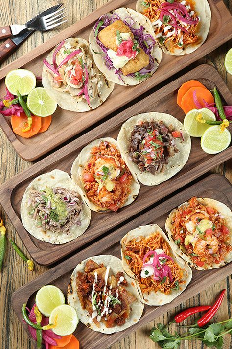 Mexican Food Presentation, Family Lunch Photography, Taco Presentation Ideas, Tex Mex Food Photography, Fine Dining Mexican Food, Tacos Restaurant Design, Appetizing Food, Mexican Restaurant Design, Restaurant Plates