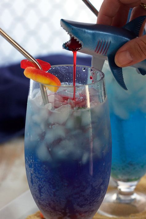 Shark Week Drinks Alcohol, Ocean Drinks, Shark Cocktails, Shark Bite Drink Recipe, Shark Bite Drink, Shark Drink, Blue Shark Drink, Shark Drinks For Kids, Shark Themed Food