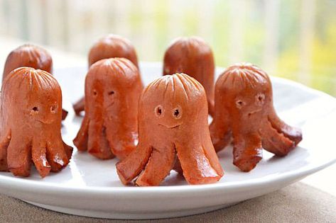 These octopus sausages are not only super cute, but also ridiculously easy to make - just click on the image for instructions! Octopus Hotdogs, Fried Hot Dogs, How To Cook Sausage, Fun Kids Food, Mermaid Party, Food Humor, Party Snacks, Creative Food, Cute Food