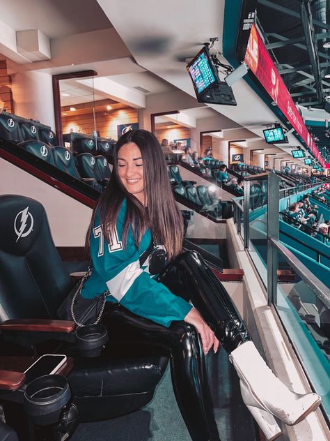 Nhl Outfit Woman, Ice Hockey Game Outfit Women, Hockey Wags Outfits, Hockey Game Outfit Date, Nhl Game Outfit Woman, Hockey Outfit Women, Cute Hockey Game Outfit, Hockey Jersey Outfit Woman, Hockey Game Outfits