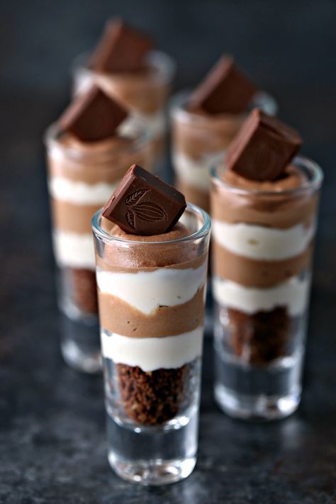 No Bake Coffee Dessert Cups, Shooter Desserts, Desserts In Shot Glasses, Mini Dessert Shots, Mini Chocolate Mousse, Christmas Canapés, Dessert Shooters Recipes, Chocolate Mousse Cheesecake, Shot Glass Desserts