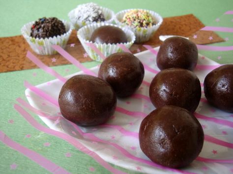 We would relish these addictive chocolate wonders during our growing years. In recent past these impressive treats have  re-appeared in my kitchen. For Nehal. :) They are incredibly sweet, making them an ideal dessert for kiddy parties. You can add nuts for some crunch or decorate with granulated sugar, sprinkles or coconut flakes. Choco Balls Recipe, Marie Biscuit Cake, Choco Balls, Chocolate Balls Recipe, Marie Biscuits, Goa Food, Tiffin Recipes, Coconut Burfi, Biscuit Pudding