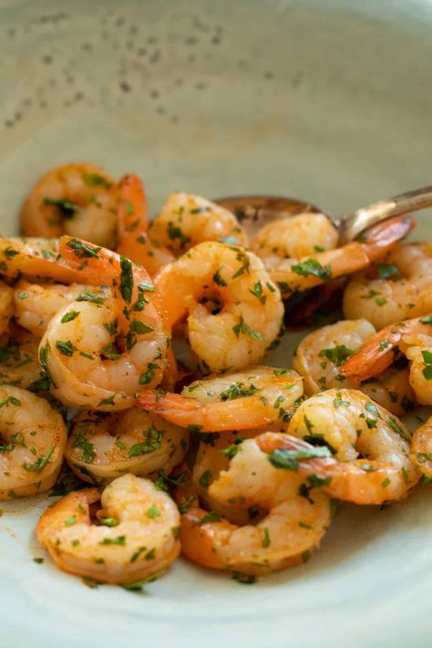 It's super easy to cook or heat up pre cooked shrimp in an air fryer. It takes just 2-3 minutes, and you can cook them from fresh, frozen or thawed. I suggest seasoning with garlic & paprika for incredible flavor, and topping it all off with fresh parsley for a green touch. How To Cook Cooked Shrimp, Cooked Shrimp In Air Fryer, Shrimp In Air Fryer, Precooked Shrimp Recipes, Frozen Shrimp Recipes, Frozen Cooked Shrimp, Cooked Shrimp Recipes, Cook Shrimp, Cooked Shrimp