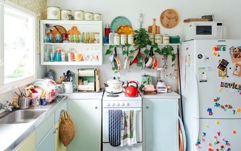 House Tour: Bec's Sugar Shack | Apartment Therapy Minimalist Bohemian, Bohemian Decoration, Bohemian House, Popular Kitchens, Maximalism, Boho Interior, Bohemian Home, Apartment Therapy, 인테리어 디자인