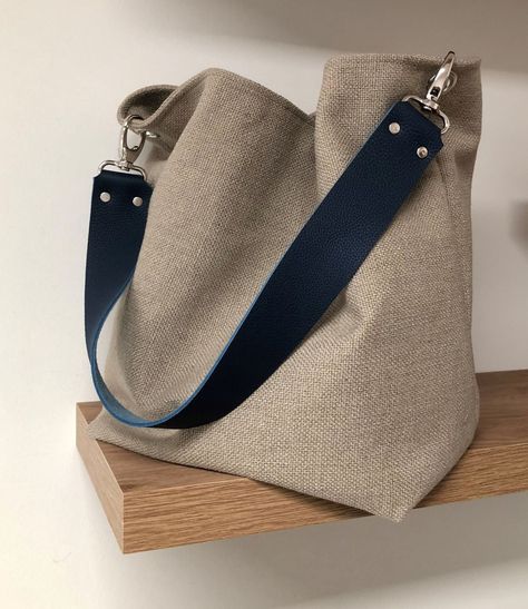 Sac porté épaule lin beige, anse cuir bleu marine amovible / Sac hobo femme, style sportswear / Sac fourre-tout toile, anse cuir grainé Sacs Tote Bags, Sac Diy, Diy Bags Purses, Strap Bag, Denim Bag, Crochet Bags, Fabric Bags, Tote Bag Leather, Sewing Bag