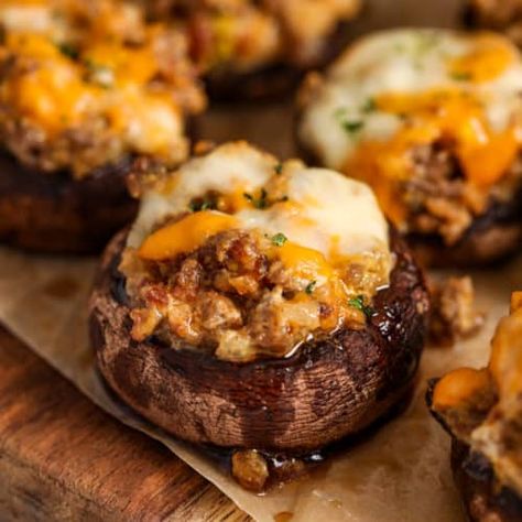 Cheeseburger Stuffed Mushrooms - Spend With Pennies Easy Stuffed Mushroom Recipe, Portabella Mushrooms Recipes, Stuffed Mushrooms Easy, Portobello Mushroom Recipes, Double Cheeseburger, Queso Cheddar, Stuffed Mushroom, Stuffed Portabella Mushrooms, Spend With Pennies