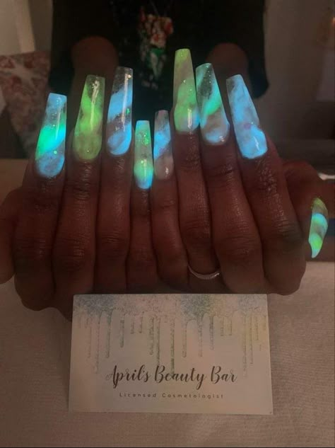 Glitter Nail Art Designs, Dark Acrylic Nails, Intricate Nail Designs, Glow In The Dark Nails, Dark Nail Art, Rave Nails, Dark Nail Designs, Nails Powder, Dark Nail