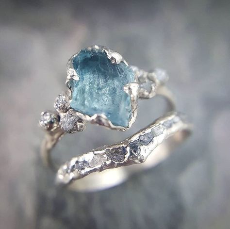 Raw Crystal Jewelry, Dream Engagement Rings, Pretty Rings, Fantasy Jewelry, Gold Diamond Rings, Pretty Jewellery, Men's Jewelry, Unique Engagement Rings, Bridal Rings