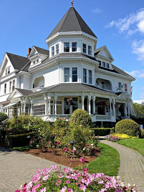 Gatsby Mansion, Majestic Houses, Victorian Style House, Roman Soldier, Victorian Style Homes, White Victorian, Victoria British Columbia, Victorian Mansions, Victorian Architecture