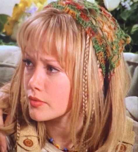 Crimped Hair 90s, Lizzie Mcguire Miranda Outfits, 1997 Hairstyles, 2000s Headband, Lizzie Mcguire Hairstyles, Lizzie Mcguire Makeup, 2000s Braid Hairstyles, Lizzie Mcguire Hair, Hairstyles 00s