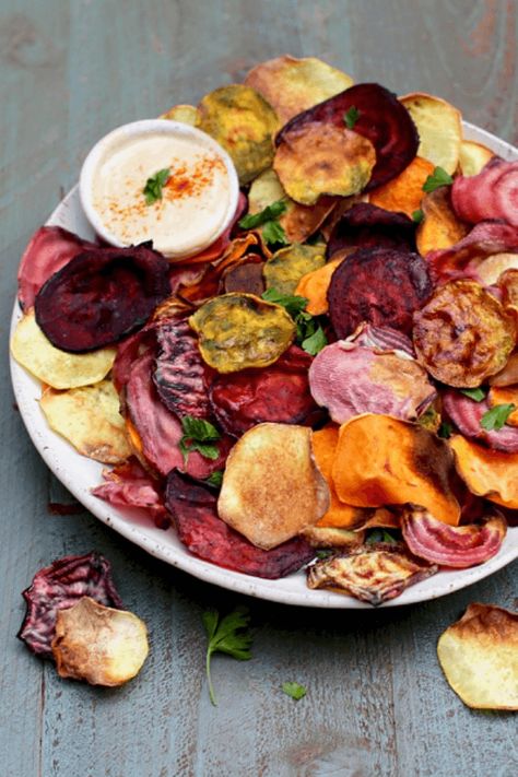 Baked Veggie Chips, Tahini Dipping Sauce, Healthy Chips Recipe, Healthy Chips, Vegetable Chips, Homemade Chips, Domino Effect, Veggie Chips, Root Veggies