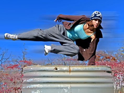 Female Parkour Aesthetic, Parkour Poses Reference Photo, Parkour Girl, Parkour For Beginners, Woman Rising, Parkour Silhouette, Parkour Moves, Free Running Parkour, Primal Movement