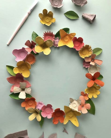 Egg Carton Wreath, Couronne Diy, Egg Carton Flowers, Easter Egg Wreath, Egg Carton Crafts, Easy Easter Decorations, Easter Art, Paper Towel Roll Crafts, Easter Craft