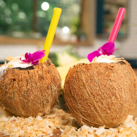 Benefits Of Coconut Water, Pineapple Float, Bubble Tea Straws, Float Recipes, Coconut Water Benefits, Coconut Drink, Benefits Of Coconut, Street Food Market, Beach Dinner