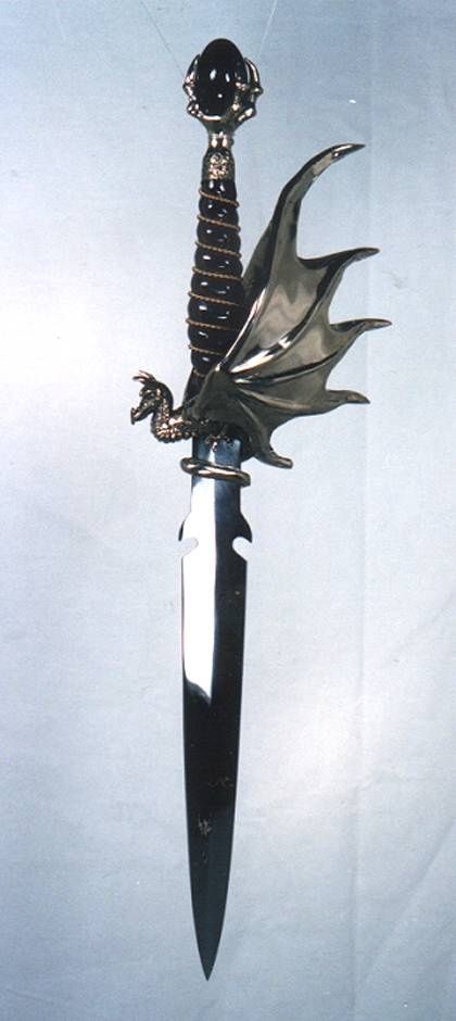 Paige: I like the idea of Fitz having a staff or longsword to defend himself with. I also want the weapon we choose to reflect their planet's history. Knife Aesthetic, Pretty Knives, Heroic Fantasy, Dagger Knife, Cool Swords, Cool Knives, A Dragon, Arsenal, Drake