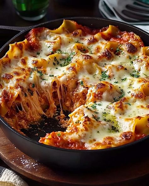 This One-Skillet Lasagna is a hearty, flavorful dish that combines the rich, meaty goodness of ground beef with the savory tang of tomato sauce, garlic, and herbs. The melted cheese topping—mozzarella, Parmesan, and ricotta—creates a creamy finish that contrasts beautifully with the tender lasagna noodles. With everything cooked in just […] Dry Rub Chicken, Dry Rub Chicken Wings, Lasagna With Ricotta, Skillet Lasagna Recipe, Electric Skillet Recipes, One Pot Cooking, Skillet Lasagna, Buffalo Chicken Dip Recipe, Traditional Lasagna