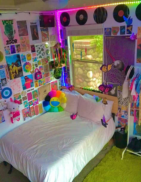 Indie Kid Room, Indie Room Inspo, Aesthetic Bedding, Indie Bedroom, Chill Room, Neon Room, Retro Room, Indie Room Decor, Pinterest Room Decor