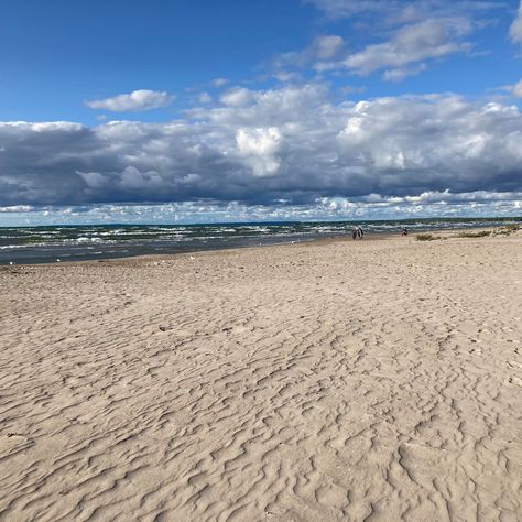 Wasaga Beach is a Canadian town at the southern end of Ontario's Georgian Bay. It has sandy beach that lies on Nottawasaga Bay, with breathtaking views of the rugged Niagara Escarpment. Wasaga Beach, Georgian Bay, Ocean Lover, Breathtaking Views, Ontario, Quick Saves