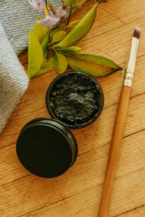 How to make a homemade all-natural eyeliner that doesn’t run, burn, or flake, works beautifully, is waste-free, and only requires four ingredients. You can look your best while avoiding the toxic chemicals and waste that so often comes with commercial cosmetics when you make this DIY eyeliner. Homemade Eyeliner, Diy Eyeliner, Oil Cleansing Method, Natural Eyeliner, Benzalkonium Chloride, Waste Free, Toxic Chemicals, Skin Products, Professional Makeup Artist