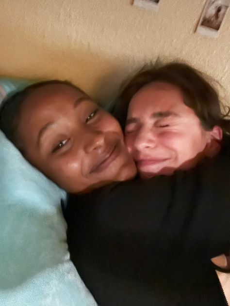 Interracial Wlw Aesthetic, Biracial Couples Wlw, Wlw Mixed Couple, Wlw Aesthetic Black And White, Black And White Wlw Couple, Poc Couple Aesthetic, Wlw Interacial Aesthetic, Poc Wlw Aesthetic, Wlw Latina