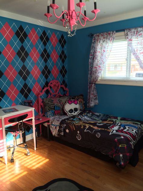 Brenna's Monster High room makeover Monster High Room Aesthetic, Monster High Room Ideas, Monster High Bedroom Ideas, Monster High Nostalgia, Monster High Decor, Monster High Room Decor, Monster High Diy, Monster High Decorations, Mcbling Room