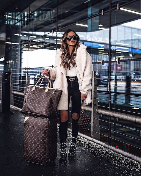 From one chilly city to the next.  Chicago // Outfit details linked in my bio (my coat is back in stock & under $100!). http://liketk.it/2zSdE #liketkit #ootd Spring Women Outfits, Louis Vuitton Taschen, Chicago Outfit, Winter Travel Outfit, Chic Coat, Causal Outfits, Fashion Blogger Style, Airport Outfit, Mode Inspiration