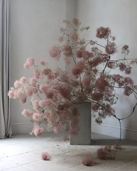 8 Abstract Floral Designers You Should Be Following Right Now ⋆ Ruffled Frida Kim Flowers, Best Floral Arrangements, Cool Floral Arrangements, Plinth Flower Arrangement, Fridakim Flowers, September Floral Arrangements, Ikebana Wedding Flowers, Fall Ikebana, Fall Installation