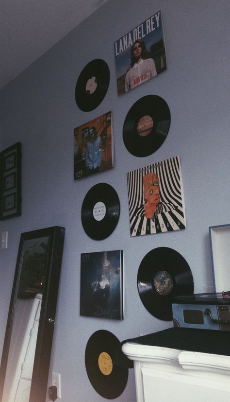 Vynil Decor Ideas, Vinyl Decoration Wall, Vynil Room Aesthetic, Disco Bedroom Decor, Album Covers Room Decor, Vinyl Wall Ideas, Vynil Record Wall Decor Ideas, Vynal Record Wall, Vynil Wall Aesthetic