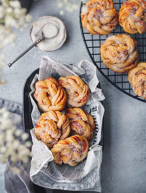 Food Startup, Cardamom Buns, Vegan Sugar, Swedish Style, Vegan Bread, Food Photography Tips, Sweet Treats Recipes, Food Business, Bread And Pastries