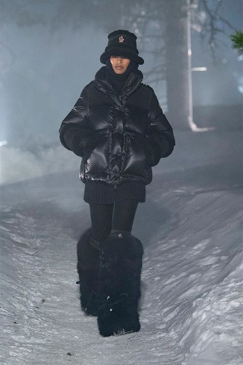 Moncler Grenoble Fall/Winter 2024 Runway Show | Hypebeast Aspen Outfit Winter, Winter Ski Fashion, Moncler Ski, Apres Ski Outfits, St Moritz, Ski Fashion, To The Mountains, Fur Fashion, Fall 2024