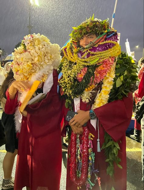 Lei Aesthetic, Hawaii Graduation, Hawaiian Graduation, Hawaii University, Grad Leis, Samoan People, Samoan Designs, Polynesian People, Yearbook Layouts