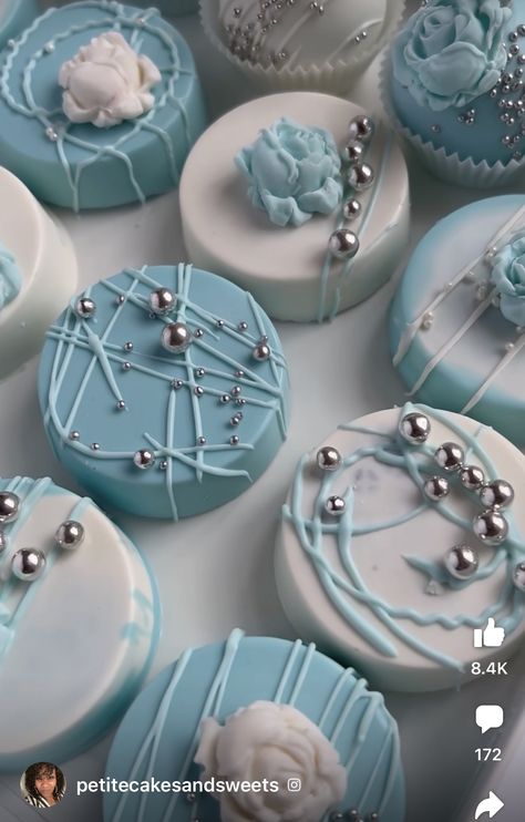 Blue Christmas Desserts, Ice Blue And Gold Wedding, Blue And White Desserts, Blue Dessert Ideas, Blue Wedding Cookies, Blue Chocolate Covered Oreos, Cinderella Food, Blue Dessert Table, Cupcake Azul