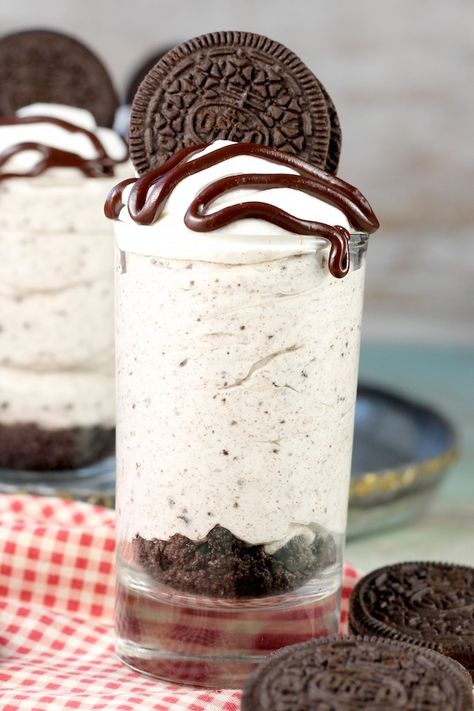 Easy Desserts Oreo, Baked Oreo Cheesecake Recipe, Cheesecake Ideas, Desserts Oreo, Shot Glass Desserts, Creamy Chocolate Cheesecake, No Bake Oreo Cheesecake, No Bake Cookie Dough, Dessert Shooters