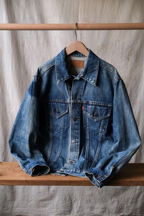 Levi's 1980's Vintage 70505 Denim Trucker Jacket  SIZE 38 Shoulder：46cm Pit to pit：51cm Length：63cm Sleeve：56cm  Welcome to our online store https://bansecondhandgoods.com/ Worldwide Shipping The official website provides credit card services,  please contact us via private message if necessary. Find us IG :  ban_secondhand_goods Thank you for checking us out :) Levis Jean, Levis Jean Jacket, Hair Color Chart, Jean Jacket Men, Denim Trucker Jacket, Trucker Jacket, 1980s Vintage, Levis Jeans, Color Chart