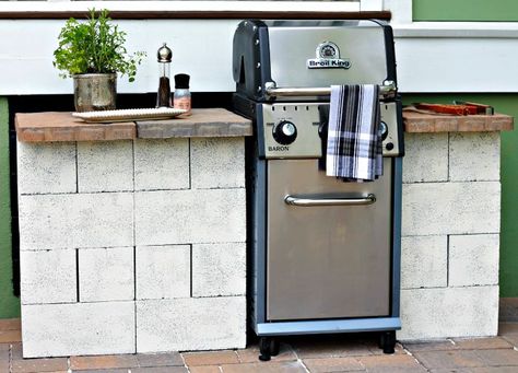 Diy Grill Station, Grill Diy, How To Install Pavers, Outdoor Grill Station, Outdoor Bbq Grill, Diy Grill, Outdoor Kitchen Countertops, Cinder Blocks, Diy Bbq