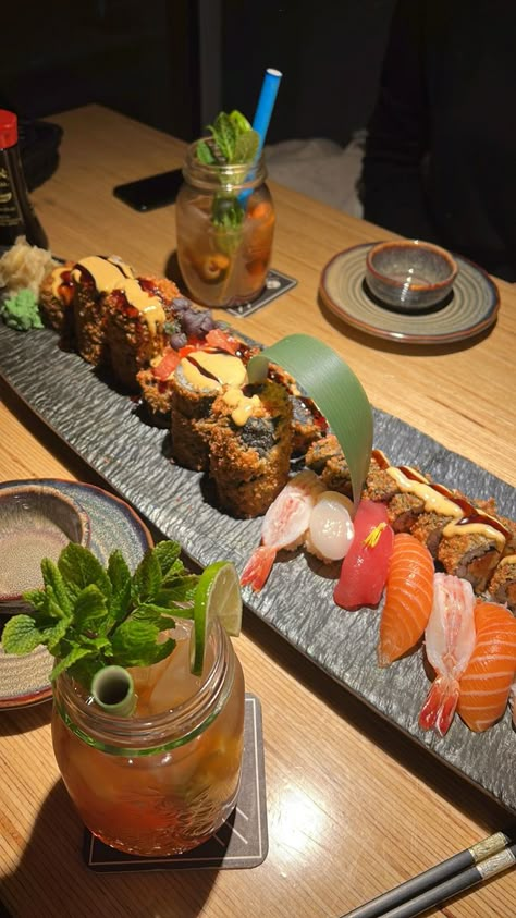 Sushi Aesthetic Instagram, Lux Dinner, Sushi Restaurant Aesthetic, Dinner Date Aesthetic, Makanan Aesthetic, Sushi Party, Food Drink Photography, Delicacy Food, Sushi Restaurants