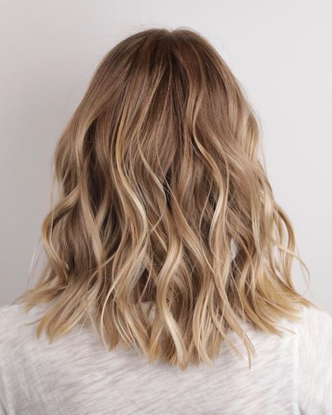 JOHNNY RAMIREZ Colorist on Instagram: “Lived in color ❤️ California beach kissed high lights. color @johnnyramirez  #livedincolor #johnnyramirez #boxno216 @boxno216  @redken…” Hair Color Goals, Champagne Blonde Hair, Over 40 Hairstyles, Balayage Blonde, Fringe Hairstyles, Brown Blonde Hair, Mid Length Hair, Short Curly Hair, Blonde Balayage