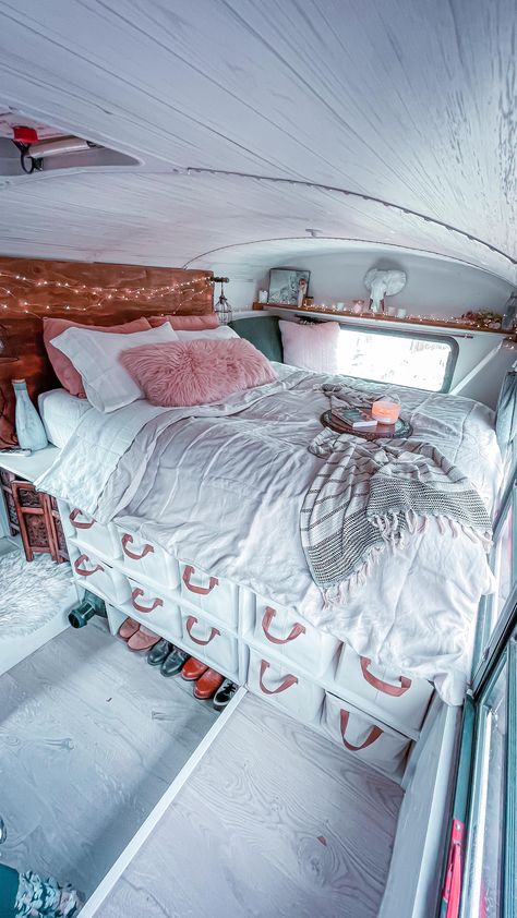 Skoolie Life, Van Life Aesthetic, Small Travel Trailers, Old School Bus, Kombi Home, Combi Volkswagen, Campervan Life, Home On Wheels, Van Life Diy