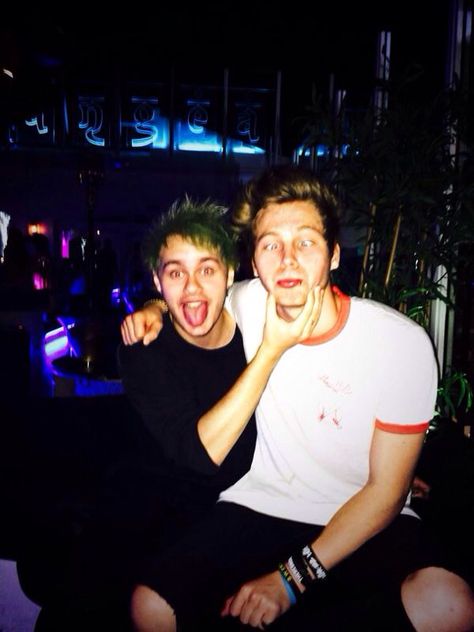 Luke and Michael last night Thomas Hood, 5sos Luke, 5sos Pictures, Luke Roberts, Michael Gordon, Ashton Irwin, Five Seconds Of Summer, Michael Clifford, Calum Hood