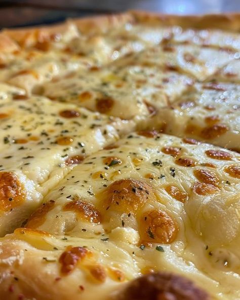 This is called 'White Pizza' and it's the only kind my family will eat! White Pizza Recipes, Baked Pizza, White Pizza, Pizza Recipes Homemade, Flatbread Pizza, Pizza Rolls, Pizza Recipes Dough, Pizza Bread, A Pizza