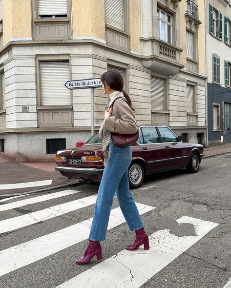 10 winter outfits with burgundy 🍇🥀🍷 what’s your fav ? Save it for later 🔍 • • • #winteroutfitideas #winteroutfitinspo #burgundyred #parisianchic #effortlesslychic #effortlesschic #parisiennestyle #parisiennechic #casualchicstyle #everydaystyle #officeoutfits #lestyleàlafrançaise #lesparisiennesdumonde #parisianlook Heeled Chelsea Boots Outfit, What To Wear With Chelsea Boots, Burgundy Boots Outfit, Red Chelsea Boots, Linda Sza, Chelsea Boot Outfit, Long Black Wool Coat, 10 Winter Outfits, Parisienne Style