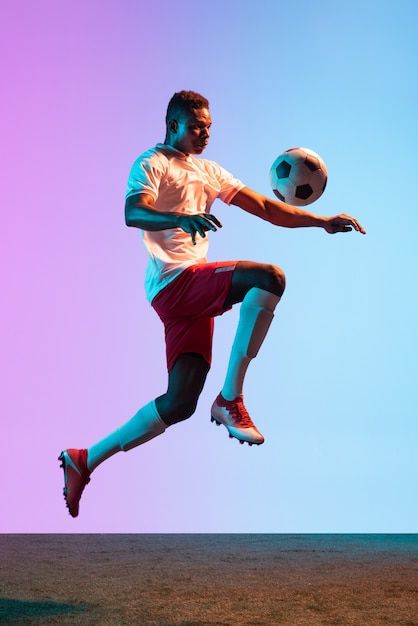 Soccer Pose Reference, Soccer Poses, Gradient Wall, Hamburger Sv, Physical Education Activities, Fc Liverpool, Professional Soccer, Sport Illustration, Soccer Skills