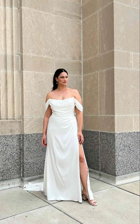 Simple Wedding Dress Curvy Bride, Wedding Dresses Curvy Bride, Curvy Bride Dress, Bff Wedding, Simple Satin Wedding Dress, Martina Liana Wedding Dress, Wedding Dress Gallery, Martina Liana, Kleinfeld Bridal