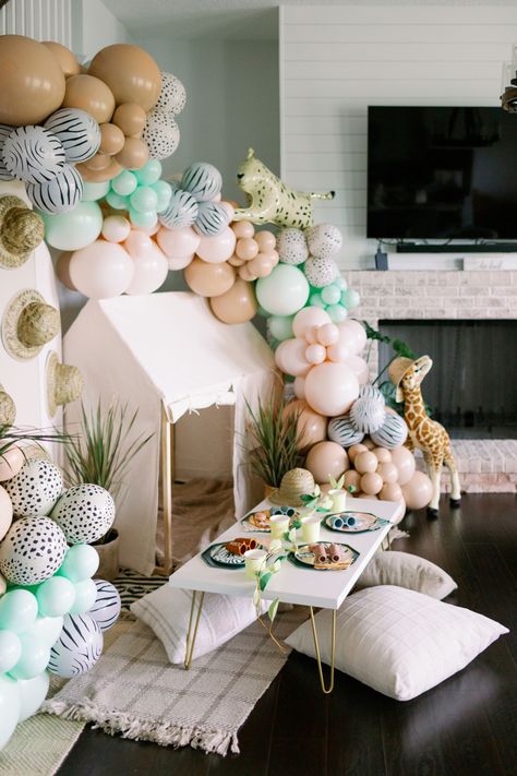 Safari Birthday Party Centerpieces, Safari Birthday Party Girl, Boho Safari Birthday Party, Pastel Safari Birthday Party, Two Wild Balloon Garland, Pink Safari Party, Meri Meri Safari Party, Party Animal Birthday Theme, Girl Safari Party