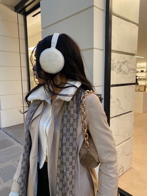 Cozy Scarf Aesthetic, Paris Outfit Autumn, Glamorous Winter Outfits, Winter Outfits2024, Paris Aesthetic Winter, Girly Winter Outfits, Chique Outfit, Outfits Stylish, Classy Winter Outfits