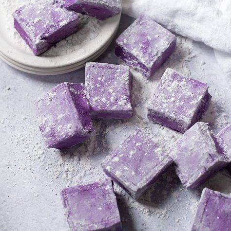 Homemade Ube Marshmallows (No corn syrup!) - Bites by Bianca Ube Extract Recipe, Cute Easy Recipes, Marshmallows No Corn Syrup, Ube Dessert Recipe, Ube Extract, Ube Recipes, Purple Food Coloring, Mochi Recipe, Purple Food