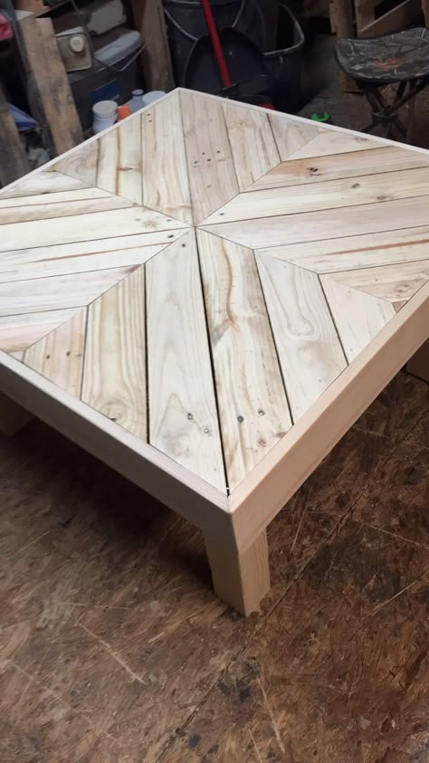 Coffee table made using pallet wood Pallet Furniture Table, Pallet Wood Coffee Table, Table Palette, Crate Coffee Table, Wooden Pallet Furniture, Wooden Pallet Projects, Woodworking Plans Diy, Wood Pallet Projects, Wood Furniture Diy