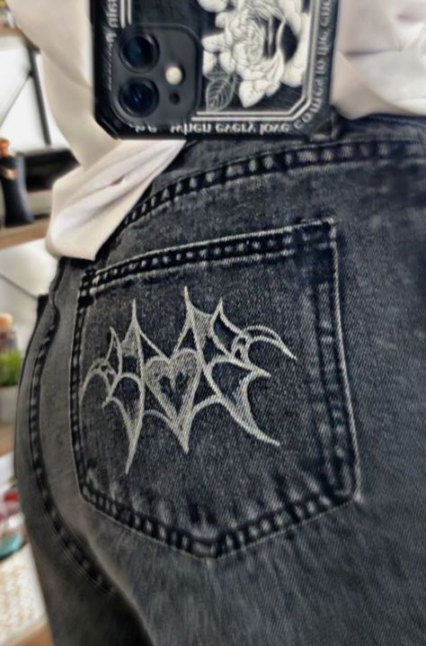 Jean Bleach Designs, Drawing On Jeans, Diy Dye Clothes, Clothes Makeover, Custom Jeans Diy, Bleaching Clothes, Punk Fashion Diy, Painted Clothes Diy, Hoodie Diy