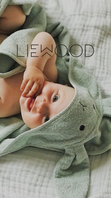 This beautiful LIEWOOD hooded towel is manufactured with the softest organic cotton fabric and with attention to detail. The towel has a cute animal face and ears on the hood. Perfect for getting out of the shower, at the beach or just for playing dress up. Baby Aesthetics, Baby Hooded Towel, Baby Bath Towel, Modern Toys, Hooded Baby Towel, Kids Products, Green Towels, Baby Towel, Hooded Towel