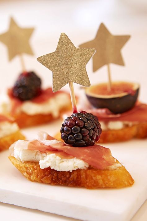 Roll out the red carpet for these Oscar party ideas! Grab your squad and host the hottest awards party of the year with an Oscar-themed party. Our cast of A-list drinks, hors-d'oeuvres, and decorations will make your party worthy of Hollywood's top stars. #oscarparty #oscarnightparty #hollywoodparty #redcarpetparty #bhg Oscar Night Party, Oscars Theme Party, Oscars Party Ideas, Golden Globes Party, Red Carpet Party, Oscar Night, Party 2023, Awards Party, Boozy Desserts